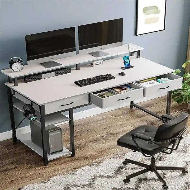 Bureau d'ordinateur avec alimentation